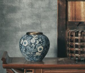 Daedalus Designs - Vintage Porcelain European Flower Pattern Vase - Review